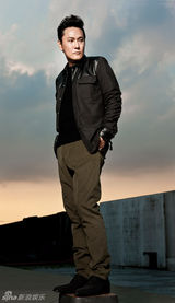 组图：张信哲“空出来的房间”北京个唱宣传照