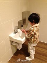 组图：微镜头下的小小志 呆萌可爱完胜童颜老爸