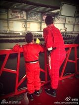 组图：郭涛带儿子石头赛车 体验速度快感