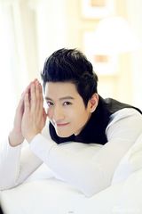 组图：张峻宁时尚大片邀约不断 走贵族气质路线