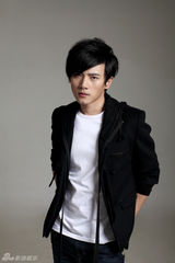 组图：华纳音乐才子黄阅全新写真 帅气有型