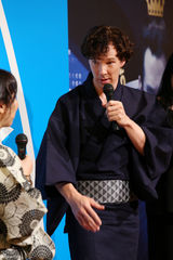 组图：卷福和服装出席东京杂志封面大赏