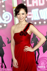 幻灯图：天心叫卖“Lady呱呱” 蓬蓬裙性感秀美肩