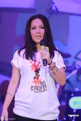 组图：李克勤郑欣宜开唱 鼓励年青人追梦