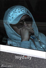 组图：JYJ从南美返回韩国 朴有天奔赴父亲灵堂