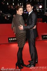 高清：《未来》首映礼 女导演米兰达挽两男走红毯