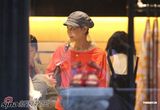 高清组图：王菲素颜香港购物 一小时狂扫六大袋