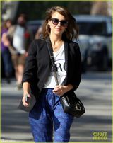 组图：阿尔芭单手抱大蛋糕出街 潮装显时尚