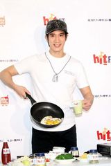 高清组图：王力宏秀厨艺煎双蛋 期望发片拍片双丰收
