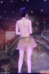 组图：Selina延迟造人 Ella挤胸性感舞老公最爱