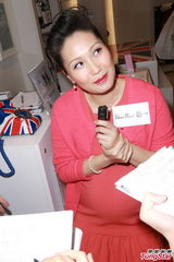 组图：袁彩云将产女 方中信愿尽好爸爸责任