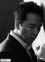 组图：甄子丹登杂志封面 黑白大片展熟男魅力