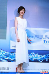 组图：桂纶镁长裙亮相代言优雅文静