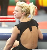 组图：小甜甜大露背幼儿园外接爱子上演天伦秀