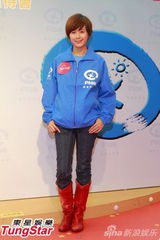 组图：方力申携邓丽欣探访贫童 感慨珍惜身边人