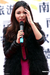 组图：马诺亮相桃花节和粉丝互动 送性感内衣照