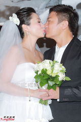 组图：香港艺人钱嘉乐汤盈盈结婚 接吻秀对戒