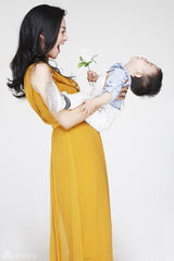 组图：辣妈沈傲君产后复出 携子温馨登杂志封面