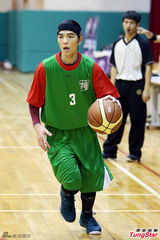 组图：萧敬腾一扫泼粪阴霾 展笑颜和学生打球