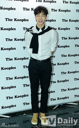 组图：BEAST李起光龙俊亨潮装出席时尚活动