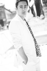 组图：宗峰岩英伦风街拍大片 绅士造型熟男魅力