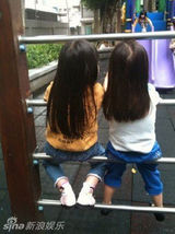 幻灯图：小S玩微博不亦乐乎 大秀宝贝女儿可爱照