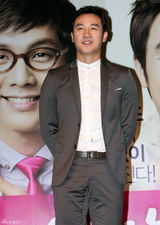 高清组图：《恋爱操作团》记者会 朴信惠劲装显个性