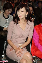 组图：林志玲粉裙露美腿知性做公益