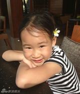 组图：赵文卓一家四口首拍时尚大片欢乐温馨