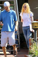 组图：范宁姐妹花户外度周末 运动装扮简单随性