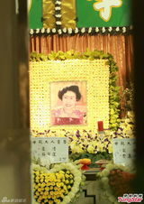 组图：歌唱老师许佩设灵 郑少秋徐小凤致祭