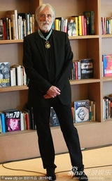 幻灯图集：导演汉内克获文化勋章 比诺什献拥抱