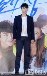 组图：《No Breathing》试映 青春主演齐亮相