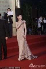 幻灯图：上海电影节开幕 大S纱裙妩媚明艳动人
