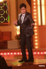 组图：谭咏麟关心妍台上合唱 众星现身无线电视城