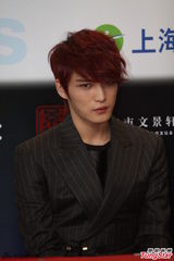 组图：韩国人气偶像金在中亮相上海魅惑帅气
