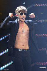 组图：金贤重开唱露胸耍性感 与gaga撞期仍火爆