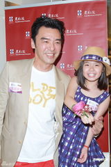 组图：钟镇涛携女出席活动 钟懿活泼好动镜头感强