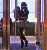 组图：贝嫂抱女外出吃晚餐 三子举手投足像足老爸