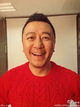 组图：郭涛穿大红毛衣过生日 与石头同是表情帝