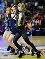 组图：韩女团EXID亮相韩国篮球联赛