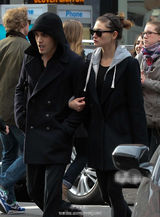 组图：曝吸血鬼保罗与狼女演员热恋 牵手被拍