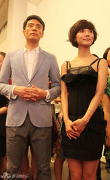 幻灯：王珞丹亮相《大周末》庆典 黑裙短发尽显俏皮