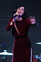 组图：杰西-J双开衩红裙PK凯莉-米洛