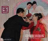 幻灯图：女排姑娘杨昊生日办婚礼 999朵玫瑰共见证