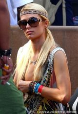 组图：帕丽斯-希尔顿胸部缩水 手臂现皱纹疑抽脂