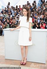 高清组图：德普宣传《海盗4》 佩内洛普紧身裙性感