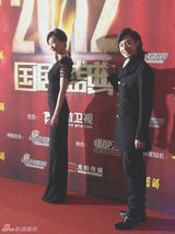 组图：林静亮相国剧盛典 黑色晚礼裙露玉背