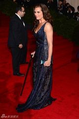 阿尔巴金色长裙赛缪斯 老牌美女波姬-小丝拄拐(图)