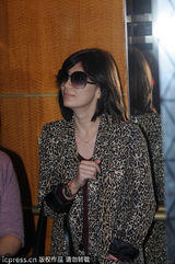 组图：贾静雯豹纹装现身 墨镜遮面心情好